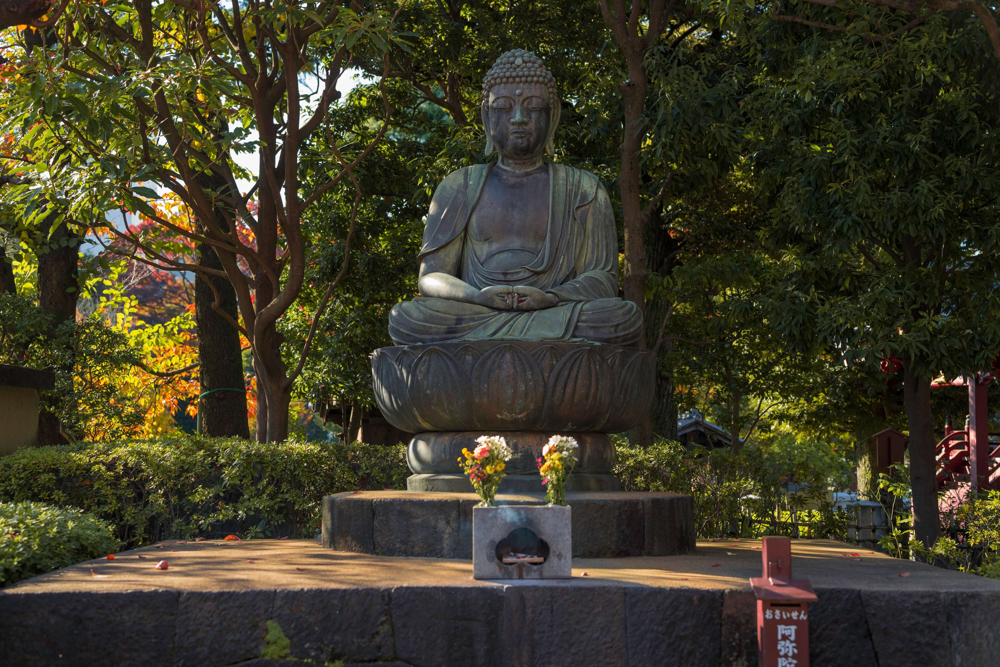 statue in china surrounded by nature