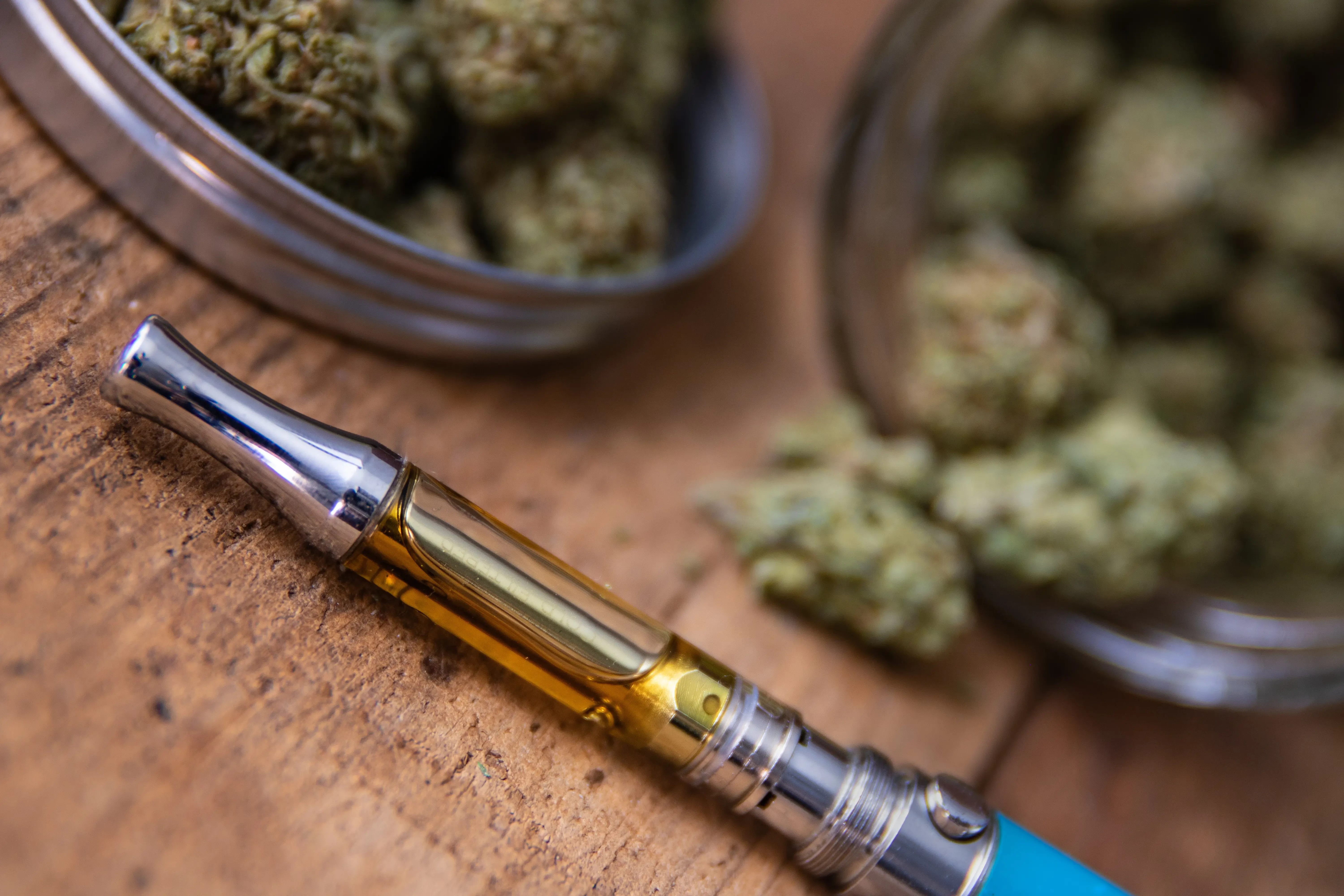 vaping cartridge and cannabis buds
