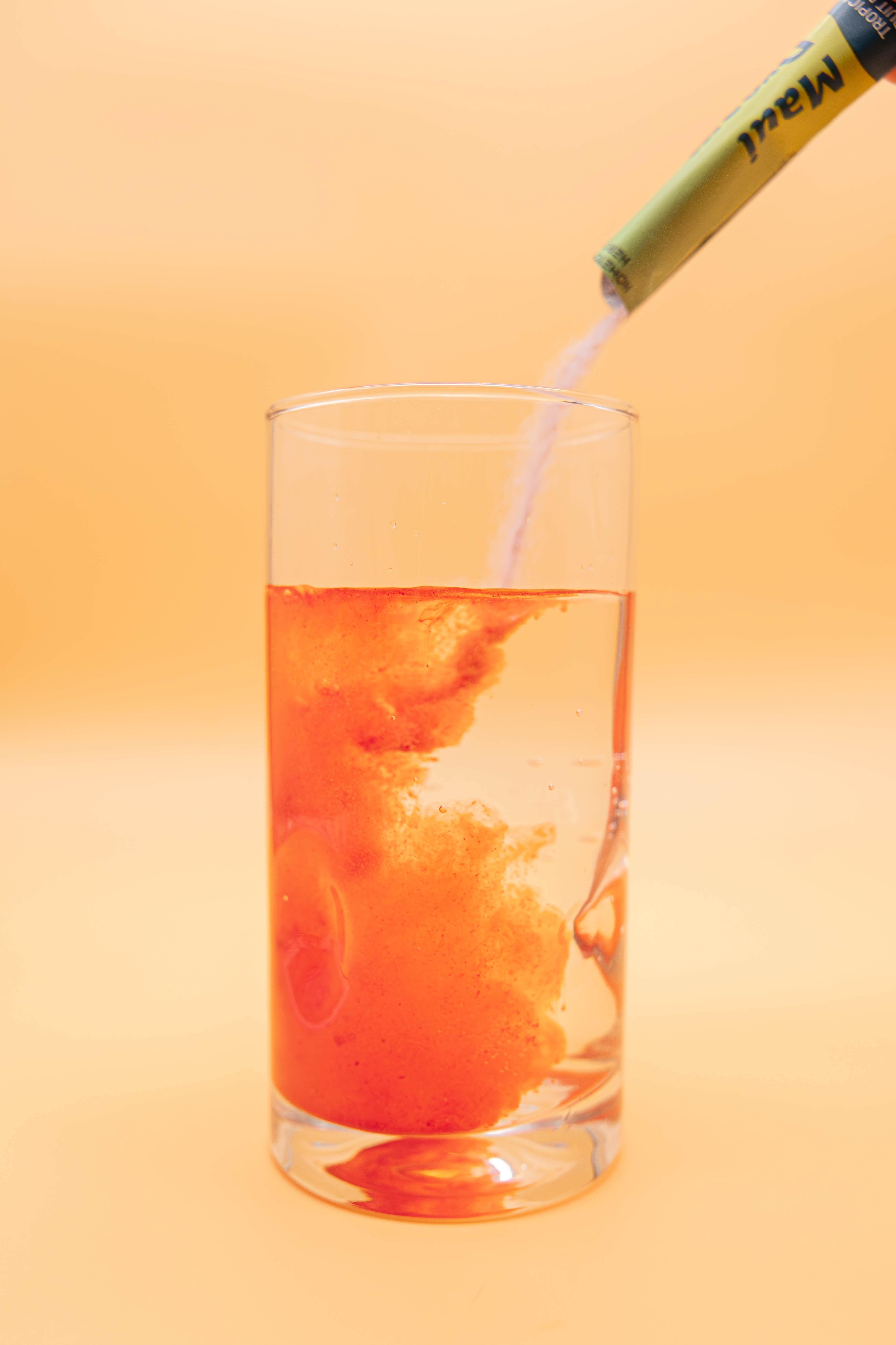 maui dream drink mix pour