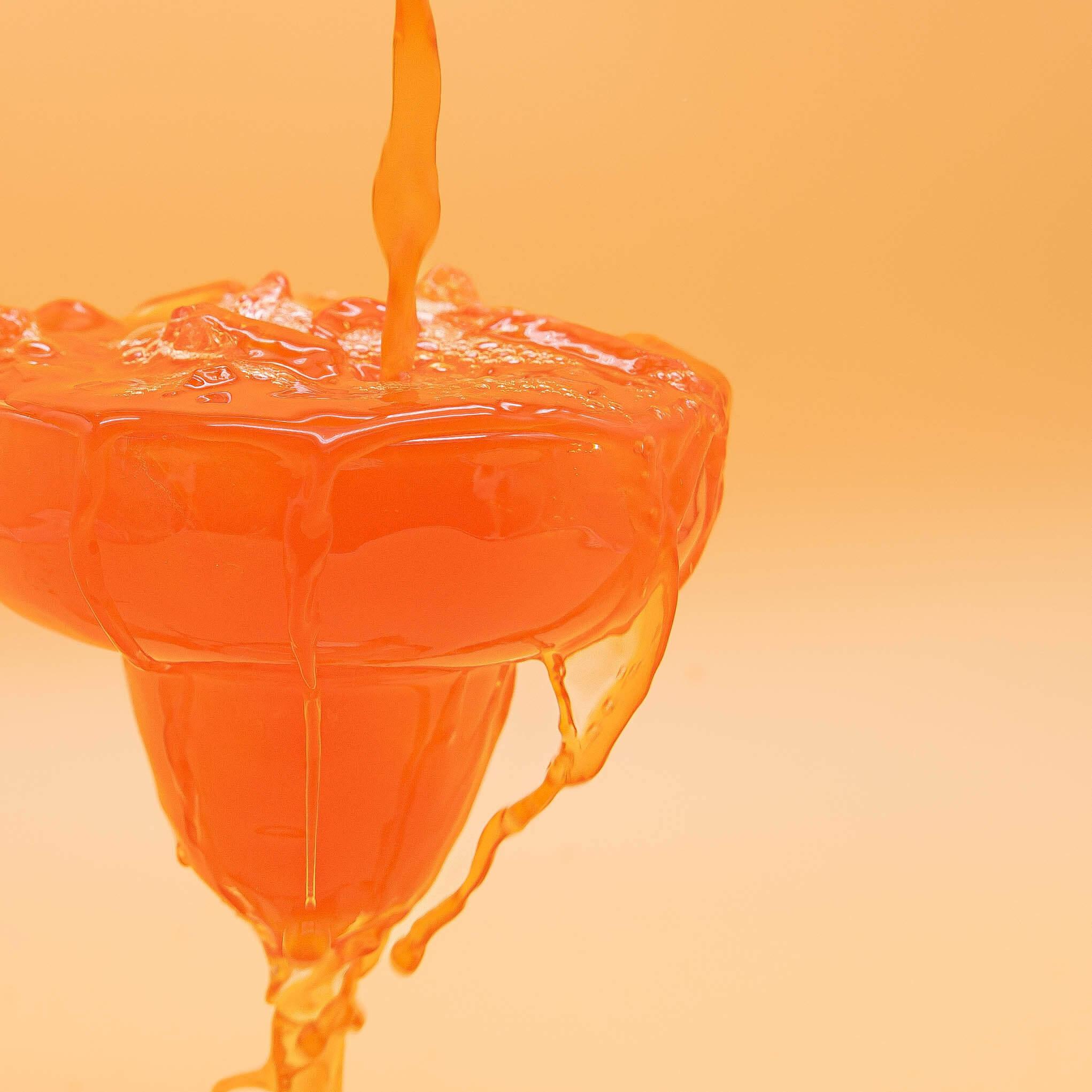 pouring maui dream drink into glass