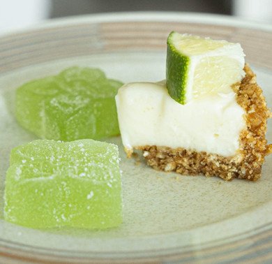 2 key lime gummies and key lime slice